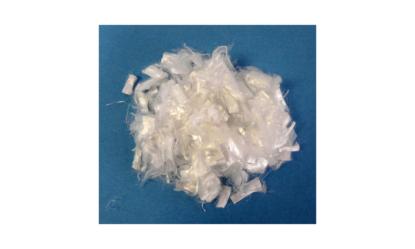 Fibres synthétiques mono-filamentaires pour béton et mortier